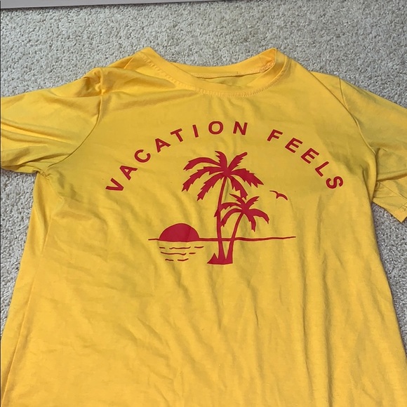 Tops - graphic yellow t shirt
